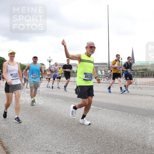 29.06.2025 - hella hamburg halbmarathon Lena Gebhardt http://msf.ph/oto/8296947 29.06.2025 10:56:10 Lombardsbrücke 14221, 6494, 8532, 1113, 1738, 1909, 2095, 2793, 2915, 3101, 3257, 3268, 3987, 4083, 4265, 4354, 4470, 4473, 4836, 4896, 5220, 5222, 5306, 5575, 5580, 5693, 5757, 5994, 6055, 6056, 6113, 6257, 6494, 6594, 6690, 6968, 7025, 7028, 7090, 7516, 7616, 7711, 7969, 8005, 8110, 8305, 8517, 8532, 8533, 8648, 8766, 9383, 9435, 9548, 9606, 9838, 9861, 9865, 9948, 9953, 9956, 10436, 10438, 10449, 10640, 10740, 10784, 10987, 11903, 11962, 11963, 12695 meine-sportfotos.de