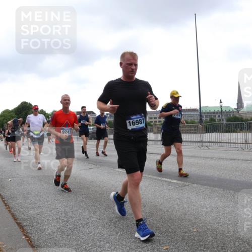 29.06.2025 - hella hamburg halbmarathon Lena Gebhardt http://msf.ph/oto/8296962 29.06.2025 10:46:48 Lombardsbrücke 1073, 1185, 1286, 1363, 1371, 1375, 1593, 1608, 1720, 1837, 1961, 1999, 2162, 2211, 2320, 2327, 2500, 2556, 2665, 2697, 2981, 3277, 3406, 3407, 3469, 3734, 3823, 4202, 4239, 4296, 4342, 4355, 4448, 4604, 5111, 5114, 5700, 5796, 5953, 6124, 6161, 6485, 6496, 6740, 7073, 7303, 7364, 7412, 7767, 7827, 8477, 8486, 8551, 8553, 8684, 8700, 8967, 9691, 10153, 10230, 13969, 14261, 15852, 16882, 16987 meine-sportfotos.de