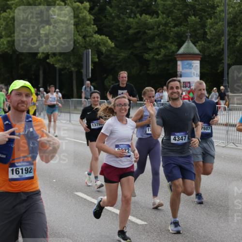 29.06.2025 - hella hamburg halbmarathon Jannik Wohlers http://msf.ph/oto/8296974 29.06.2025 10:36:49 Lombardsbrücke 1022, 1276, 1337, 1488, 1490, 1597, 1819, 2016, 2031, 2072, 2104, 2272, 2480, 2486, 3127, 3714, 4097, 4347, 4733, 5146, 5224, 5538, 5560, 5640, 5786, 5940, 6172, 6584, 6804, 7202, 7235, 7707, 7823, 8007, 8257, 8258, 8315, 8811, 9054, 9055, 10762, 10931, 11246, 11843, 11980, 12087, 12103, 12463, 13077, 13695, 13783, 13970, 13971, 14202, 14343, 14396, 14779, 14915, 15084, 15106, 15353, 15475, 16192, 16782, 16831, 17388, 17591, 17687, 17688, 17794, 18578, 18710 meine-sportfotos.de