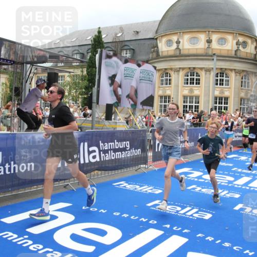 29.06.2025 - hella hamburg halbmarathon Michael Strokosch http://msf.ph/oto/8296997 29.06.2025 10:57:15 Ziel 1387, 1877, 2676, 4167, 4261, 4940, 9577, 9884, 10383, 11590, 11612, 13750, 14139, 15110, 15664, 15726, 17660, 17848, 17993, 18208, 19184 meine-sportfotos.de