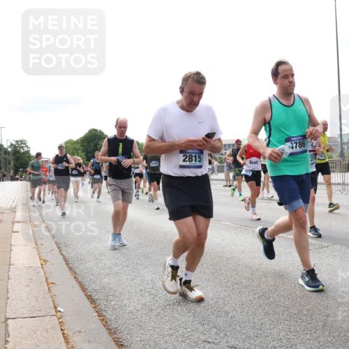 29.06.2025 - hella hamburg halbmarathon Lena Gebhardt http://msf.ph/oto/8297003 29.06.2025 10:21:35 Lombardsbrücke 9499, 2815, 401, 4786, 27, 1028, 1072, 1158, 1191, 1250, 1266, 1401, 1658, 1668, 1958, 2172, 2271, 2315, 2353, 2529, 2635, 2815, 2956, 2986, 3122, 3770, 3817, 3825, 3826, 4289, 4375, 4376, 4697, 4786, 5122, 5373, 5395, 5412, 5493, 5759, 5957, 6086, 6103, 6475, 6805, 6844, 7075, 7375, 7522, 7553, 7612, 7672, 7781, 8095, 8286, 8715, 8844, 8896, 8959, 9100, 9108, 9369, 9483, 9499, 9501, 9532, 9624, 10374, 10874, 11698 meine-sportfotos.de