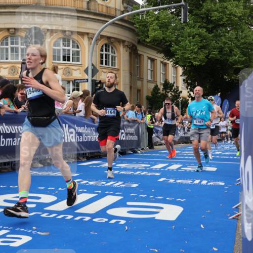 29.06.2025 - hella hamburg halbmarathon Strokosch-Dieckow http://msf.ph/oto/8297010 29.06.2025 10:52:20 Ziel 4140, 4419, 4587, 4837, 5087, 5482, 6164, 7178, 7896, 8371, 8661, 9074, 9876, 11791, 13015, 13211, 13707, 15144, 15446, 17773, 17997 meine-sportfotos.de