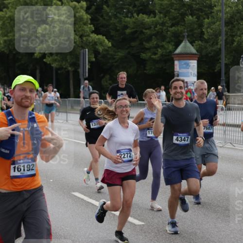 29.06.2025 - hella hamburg halbmarathon Jannik Wohlers http://msf.ph/oto/8297017 29.06.2025 10:36:49 Lombardsbrücke 1022, 1276, 1337, 1488, 1490, 1597, 1819, 2016, 2031, 2072, 2104, 2272, 2480, 2486, 3127, 3714, 4097, 4347, 4733, 5146, 5224, 5538, 5560, 5640, 5786, 5940, 6172, 6584, 6804, 7202, 7235, 7707, 7823, 8007, 8257, 8258, 8315, 8811, 9054, 9055, 10762, 10931, 11246, 11843, 11980, 12087, 12103, 12463, 13077, 13695, 13783, 13970, 13971, 14202, 14343, 14396, 14779, 14915, 15084, 15106, 15353, 15475, 16192, 16782, 16831, 17388, 17591, 17687, 17688, 17794, 18578, 18710 meine-sportfotos.de