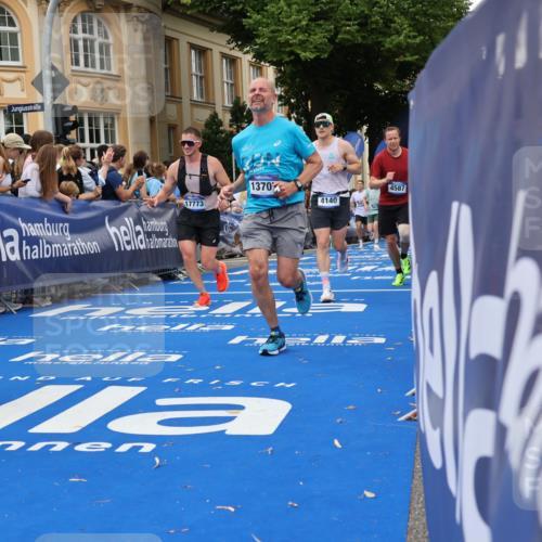29.06.2025 - hella hamburg halbmarathon Strokosch-Dieckow http://msf.ph/oto/8297048 29.06.2025 10:52:21 Ziel 3715, 4140, 4419, 4587, 6164, 7178, 7896, 8371, 8661, 9074, 9145, 9876, 11791, 13015, 13211, 13707, 14561, 15144, 15446, 17773, 17997 meine-sportfotos.de