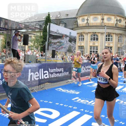 29.06.2025 - hella hamburg halbmarathon Michael Strokosch http://msf.ph/oto/8297055 29.06.2025 10:57:16 Ziel 1387, 1877, 2676, 4167, 4940, 8585, 9577, 9884, 10383, 11590, 11612, 13750, 14139, 15110, 15229, 15664, 15726, 17660, 17848, 17993, 19184 meine-sportfotos.de