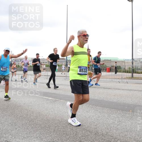 29.06.2025 - hella hamburg halbmarathon Lena Gebhardt http://msf.ph/oto/8297059 29.06.2025 10:56:11 Lombardsbrücke 14221, 6494, 3257, 9838, 3268, 8532, 1113, 1738, 1909, 2095, 2793, 2915, 3101, 3257, 3268, 3953, 3987, 4083, 4265, 4354, 4470, 4473, 4836, 4896, 5220, 5306, 5575, 5580, 5693, 5757, 5994, 6055, 6056, 6113, 6257, 6494, 6594, 6690, 6968, 7025, 7028, 7090, 7516, 7616, 7711, 7969, 8005, 8110, 8305, 8517, 8532, 8533, 8648, 8766, 9383, 9435, 9548, 9606, 9838, 9861, 9865, 9948, 9953, 9956, 10436, 10438, 10449, 10640, 10740, 10784, 10987, 11903, 11962, 11963 meine-sportfotos.de
