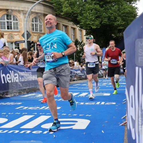 29.06.2025 - hella hamburg halbmarathon Strokosch-Dieckow http://msf.ph/oto/8297060 29.06.2025 10:52:21 Ziel 3715, 4140, 4419, 4587, 6164, 7178, 7896, 8371, 8661, 9074, 9145, 9876, 11791, 13015, 13211, 13707, 14561, 15144, 15446, 17773, 17997 meine-sportfotos.de