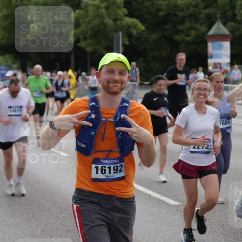 29.06.2025 - hella hamburg halbmarathon Jannik Wohlers http://msf.ph/oto/8297062 29.06.2025 10:36:50 Lombardsbrücke 1022, 1276, 1337, 1488, 1490, 1597, 1819, 2016, 2031, 2072, 2104, 2272, 2480, 2486, 3127, 3714, 4097, 4347, 4733, 5146, 5560, 5640, 5786, 5940, 6172, 6584, 6804, 7085, 7235, 7707, 7823, 8007, 8257, 8258, 8315, 8811, 9054, 9055, 10762, 10931, 11246, 11843, 11980, 12087, 12103, 12463, 12935, 13077, 13695, 13783, 13970, 13971, 14202, 14282, 14343, 14396, 14779, 14915, 15084, 15106, 15475, 16192, 16782, 16831, 17388, 17687, 17688, 17794, 17965, 18578, 18710 meine-sportfotos.de