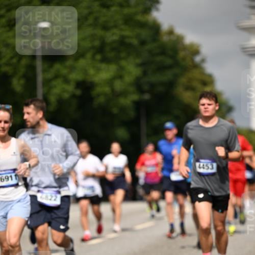 29.06.2025 - hella hamburg halbmarathon Dr. Thomas Lammeyer http://msf.ph/oto/8297079 29.06.2025 10:16:19 Kennedybrücke 1249, 1610, 1785, 1850, 1851, 2963, 2964, 3182, 3248, 3262, 3363, 4453, 4499, 5150, 5166, 5176, 6822, 6871, 7907, 8206, 8207, 8917, 8971, 9253, 9405, 9428, 10067, 10402, 10685, 11025 meine-sportfotos.de