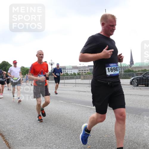29.06.2025 - hella hamburg halbmarathon Lena Gebhardt http://msf.ph/oto/8297100 29.06.2025 10:46:49 Lombardsbrücke 1073, 1185, 1286, 1363, 1371, 1375, 1593, 1607, 1608, 1720, 1837, 1961, 1999, 2162, 2211, 2320, 2327, 2500, 2555, 2556, 2665, 2697, 2981, 3277, 3406, 3407, 3469, 3734, 3823, 4202, 4239, 4296, 4342, 4355, 4448, 4604, 5111, 5114, 5700, 5796, 5953, 6124, 6161, 6485, 6496, 6740, 7073, 7303, 7412, 7767, 7827, 8477, 8486, 8551, 8553, 8684, 8700, 8967, 9691, 10153, 10230, 13969, 14261, 15852, 16882, 16987 meine-sportfotos.de