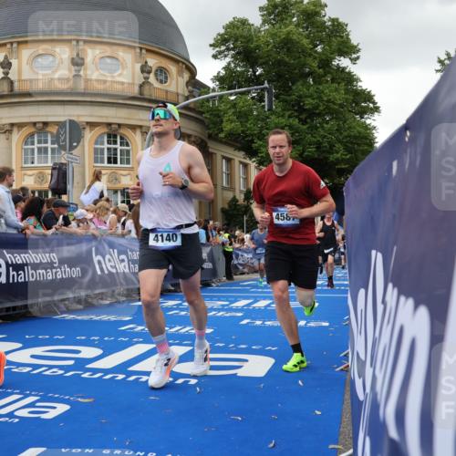 29.06.2025 - hella hamburg halbmarathon Strokosch-Dieckow http://msf.ph/oto/8297105 29.06.2025 10:52:23 Ziel 3715, 4140, 4419, 4587, 6164, 7178, 7232, 7896, 8371, 8661, 9145, 9876, 11791, 13015, 13211, 13707, 14561, 15144, 15446, 15980, 17773, 17997 meine-sportfotos.de