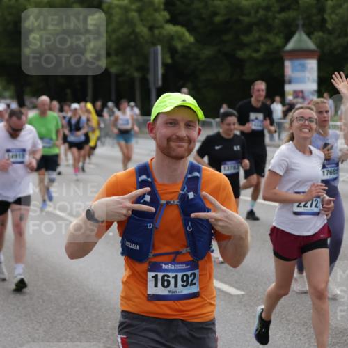 29.06.2025 - hella hamburg halbmarathon Jannik Wohlers http://msf.ph/oto/8297126 29.06.2025 10:36:50 Lombardsbrücke 1022, 1276, 1337, 1488, 1490, 1597, 1819, 2016, 2031, 2072, 2104, 2272, 2480, 2486, 3127, 3714, 4097, 4347, 4733, 5146, 5560, 5640, 5786, 5940, 6172, 6584, 6804, 7085, 7235, 7707, 7823, 8007, 8257, 8258, 8315, 8811, 9054, 9055, 10762, 10931, 11246, 11843, 11980, 12087, 12103, 12463, 12935, 13077, 13695, 13783, 13970, 13971, 14202, 14282, 14343, 14396, 14779, 14915, 15084, 15106, 15475, 16192, 16782, 16831, 17388, 17687, 17688, 17794, 17965, 18578, 18710 meine-sportfotos.de