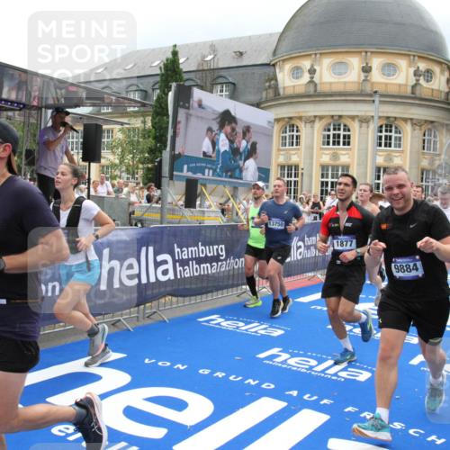 29.06.2025 - hella hamburg halbmarathon Michael Strokosch http://msf.ph/oto/8297150 29.06.2025 10:57:18 Ziel 1387, 1877, 2417, 2676, 4167, 4940, 8585, 9577, 9884, 9934, 10383, 11590, 11612, 12014, 13750, 14139, 15110, 15229, 15664, 16625, 17660, 17779, 17848, 17993, 19184 meine-sportfotos.de