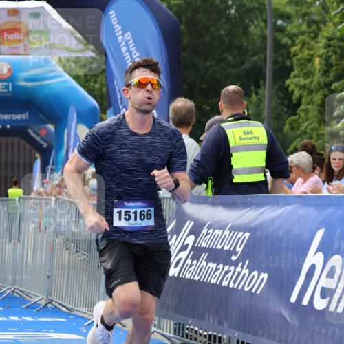 29.06.2025 - hella hamburg halbmarathon Strokosch-Dieckow http://msf.ph/oto/8297151 29.06.2025 10:17:55 Ziel 14932, 15166, 19072 meine-sportfotos.de