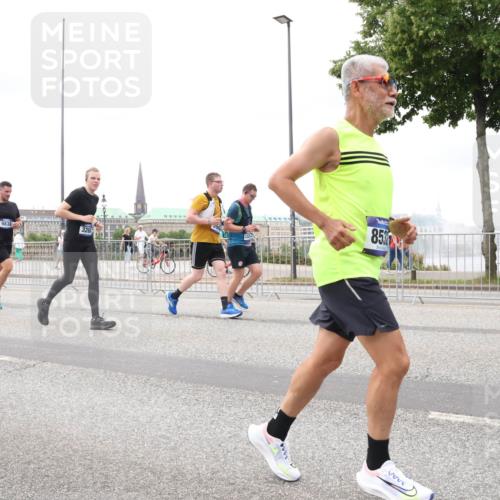 29.06.2025 - hella hamburg halbmarathon Lena Gebhardt http://msf.ph/oto/8297176 29.06.2025 10:56:11 Lombardsbrücke 5494, 9838, 3268, 85, 1113, 1738, 1909, 2095, 2793, 2915, 3101, 3257, 3268, 3953, 3987, 4083, 4265, 4354, 4470, 4473, 4836, 4896, 5220, 5306, 5575, 5580, 5693, 5757, 5994, 6055, 6056, 6113, 6257, 6494, 6594, 6690, 6968, 7025, 7028, 7090, 7516, 7616, 7711, 7969, 8005, 8110, 8305, 8517, 8532, 8533, 8648, 8766, 9383, 9435, 9548, 9606, 9838, 9861, 9865, 9948, 9953, 9956, 10436, 10438, 10449, 10640, 10740, 10784, 10987, 11903, 11962, 11963 meine-sportfotos.de