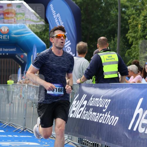 29.06.2025 - hella hamburg halbmarathon Strokosch-Dieckow http://msf.ph/oto/8297205 29.06.2025 10:17:55 Ziel 14932, 15166, 19072 meine-sportfotos.de