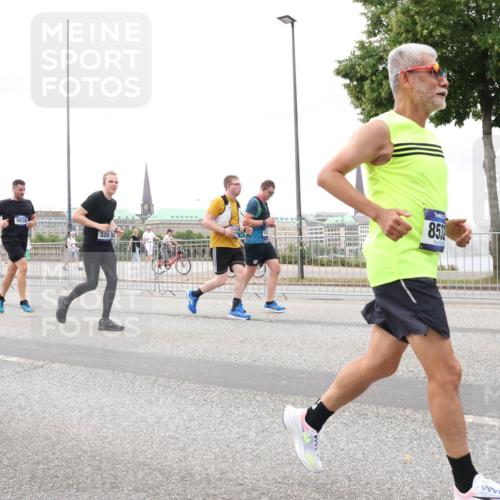 29.06.2025 - hella hamburg halbmarathon Lena Gebhardt http://msf.ph/oto/8297218 29.06.2025 10:56:11 Lombardsbrücke 6494, 9838, 3268, 853, 1113, 1738, 1909, 2095, 2793, 2915, 3101, 3257, 3268, 3953, 3987, 4083, 4265, 4354, 4470, 4473, 4836, 4896, 5220, 5306, 5575, 5580, 5693, 5757, 5994, 6055, 6056, 6113, 6257, 6494, 6594, 6690, 6968, 7025, 7028, 7090, 7516, 7616, 7711, 7969, 8005, 8110, 8305, 8517, 8532, 8533, 8648, 8766, 9383, 9435, 9548, 9606, 9838, 9861, 9865, 9948, 9953, 9956, 10436, 10438, 10449, 10640, 10740, 10784, 10987, 11903, 11962, 11963 meine-sportfotos.de