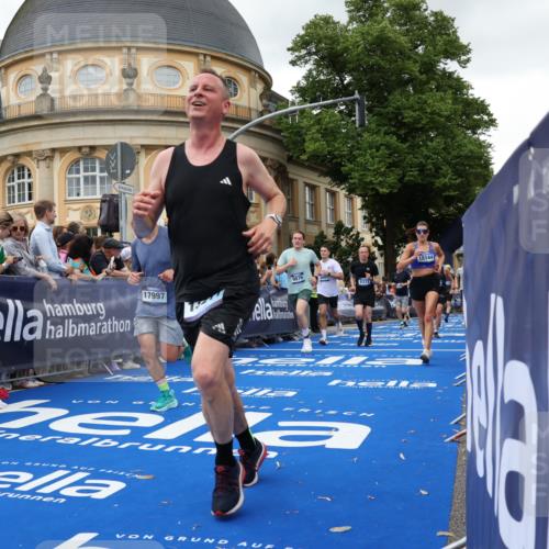 29.06.2025 - hella hamburg halbmarathon Strokosch-Dieckow http://msf.ph/oto/8297223 29.06.2025 10:52:25 Ziel 3715, 4140, 4587, 7178, 7232, 8371, 8661, 9145, 9876, 11791, 13015, 13211, 13301, 13707, 14561, 15144, 15980, 17773, 17997 meine-sportfotos.de