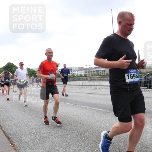 29.06.2025 - hella hamburg halbmarathon Lena Gebhardt http://msf.ph/oto/8297241 29.06.2025 10:46:49 Lombardsbrücke 1073, 1185, 1286, 1363, 1371, 1375, 1593, 1607, 1608, 1720, 1837, 1961, 1999, 2162, 2211, 2320, 2327, 2500, 2555, 2556, 2665, 2697, 2981, 3277, 3406, 3407, 3469, 3734, 3823, 4202, 4239, 4296, 4342, 4355, 4448, 4604, 5111, 5114, 5700, 5796, 5953, 6124, 6161, 6485, 6496, 6740, 7073, 7303, 7412, 7767, 7827, 8477, 8486, 8551, 8553, 8684, 8700, 8967, 9691, 10153, 10230, 13969, 14261, 15852, 16882, 16987 meine-sportfotos.de