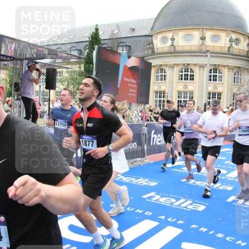 29.06.2025 - hella hamburg halbmarathon Michael Strokosch http://msf.ph/oto/8297244 29.06.2025 10:57:19 Ziel 1387, 1877, 2417, 2676, 4167, 4940, 8585, 9450, 9577, 9884, 9934, 10383, 11590, 11612, 12014, 12590, 13750, 15110, 15229, 15664, 16625, 17660, 17779, 17848, 17993, 19184 meine-sportfotos.de
