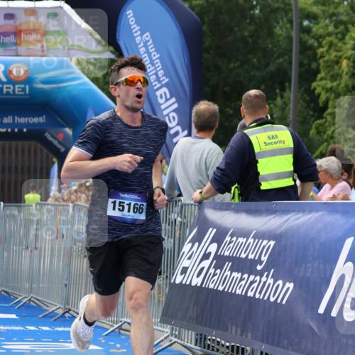 29.06.2025 - hella hamburg halbmarathon Strokosch-Dieckow http://msf.ph/oto/8297267 29.06.2025 10:17:55 Ziel 14932, 15166, 19072 meine-sportfotos.de