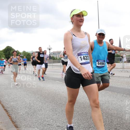 29.06.2025 - hella hamburg halbmarathon Lena Gebhardt http://msf.ph/oto/8297359 29.06.2025 10:56:12 Lombardsbrücke 13055, 4473, 14221, 6494, 1113, 1738, 1909, 2095, 2793, 2915, 3257, 3268, 3953, 3987, 4083, 4265, 4354, 4470, 4473, 4836, 4896, 5306, 5580, 5693, 5757, 5994, 6055, 6056, 6113, 6257, 6494, 6594, 6690, 6968, 7025, 7028, 7090, 7516, 7616, 7711, 7969, 8005, 8110, 8305, 8517, 8532, 8533, 8648, 8766, 9383, 9435, 9548, 9606, 9838, 9861, 9865, 9948, 9953, 10436, 10438, 10449, 10640, 10740, 10784, 10987, 11903, 11962, 11963 meine-sportfotos.de