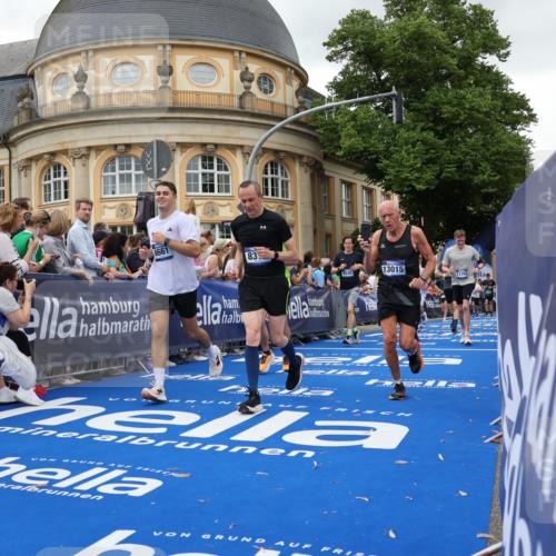 29.06.2025 - hella hamburg halbmarathon Strokosch-Dieckow http://msf.ph/oto/8297403 29.06.2025 10:52:28 Ziel 3715, 6561, 6562, 7178, 7232, 8371, 8661, 9145, 9739, 9876, 11791, 13015, 13211, 13301, 14561, 15001, 15144, 15980, 17997, 18982 meine-sportfotos.de