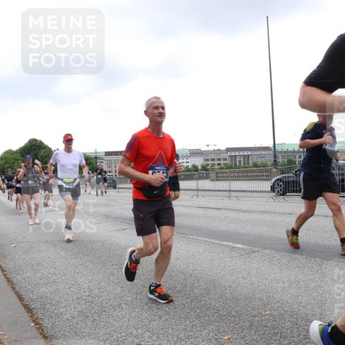 29.06.2025 - hella hamburg halbmarathon Lena Gebhardt http://msf.ph/oto/8297412 29.06.2025 10:46:49 Lombardsbrücke 1073, 1185, 1286, 1363, 1371, 1375, 1593, 1607, 1608, 1720, 1837, 1961, 1999, 2162, 2211, 2320, 2327, 2500, 2555, 2556, 2665, 2697, 2981, 3277, 3406, 3407, 3469, 3734, 3823, 4202, 4239, 4296, 4342, 4355, 4448, 4604, 5111, 5114, 5700, 5796, 5953, 6124, 6161, 6485, 6496, 6740, 7073, 7303, 7412, 7767, 7827, 8477, 8486, 8551, 8553, 8684, 8700, 8967, 9691, 10153, 10230, 13969, 14261, 15852, 16882, 16987 meine-sportfotos.de