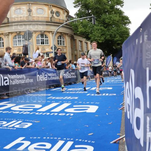 29.06.2025 - hella hamburg halbmarathon Strokosch-Dieckow http://msf.ph/oto/8297431 29.06.2025 10:52:29 Ziel 2670, 3715, 3952, 6561, 6562, 7178, 7232, 8371, 8661, 9145, 9739, 9876, 11689, 11791, 12450, 13015, 13051, 13211, 13301, 14561, 15001, 15144, 15980, 17997, 18982 meine-sportfotos.de