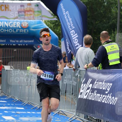 29.06.2025 - hella hamburg halbmarathon Strokosch-Dieckow http://msf.ph/oto/8297452 29.06.2025 10:17:55 Ziel 14932, 15166, 19072 meine-sportfotos.de