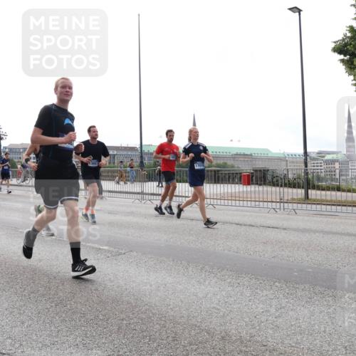 29.06.2025 - hella hamburg halbmarathon Lena Gebhardt http://msf.ph/oto/8297453 29.06.2025 10:36:49 Lombardsbrücke 0123, 1948, 13657, 17018, 1118, 1224, 1253, 1339, 1488, 1490, 1948, 1952, 1954, 2124, 2552, 2588, 3165, 3398, 3428, 3714, 3873, 3895, 4084, 4442, 4618, 4762, 4996, 5012, 5224, 5427, 5538, 5540, 5640, 5747, 5786, 5789, 5919, 6156, 6172, 6190, 6359, 6667, 6804, 7202, 7632, 7773, 8007, 8315, 8499, 8530, 8758, 8936, 8937, 8945, 9054, 9115, 9117, 9229, 9295, 9500, 9694, 13265, 15077, 17156, 17807, 18152, 18488 meine-sportfotos.de