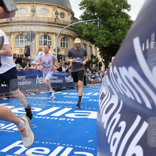 29.06.2025 - hella hamburg halbmarathon Strokosch-Dieckow http://msf.ph/oto/8297463 29.06.2025 10:52:31 Ziel 2346, 2670, 3715, 3952, 6561, 6562, 7178, 7232, 8371, 8661, 9145, 9739, 9876, 10115, 11689, 11791, 12450, 13015, 13051, 13301, 14561, 15001, 15980, 18982 meine-sportfotos.de