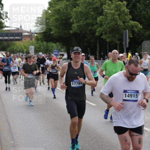 29.06.2025 - hella hamburg halbmarathon Jannik Wohlers http://msf.ph/oto/8297496 29.06.2025 10:36:52 Lombardsbrücke 1022, 1276, 1337, 1597, 1819, 2016, 2031, 2072, 2104, 2272, 2480, 2486, 3127, 3714, 4097, 4347, 4733, 5146, 5560, 5790, 5940, 6172, 6584, 6804, 7085, 7235, 7544, 7707, 7823, 8257, 8258, 8811, 8843, 9054, 9055, 9524, 10762, 10798, 10931, 11246, 11980, 12103, 12463, 12762, 12935, 13077, 13695, 13783, 13970, 13971, 14202, 14282, 14343, 14396, 14779, 14915, 15084, 15475, 16192, 16303, 16782, 16831, 17305, 17307, 17388, 17687, 17688, 17794, 17965, 18578, 18710 meine-sportfotos.de
