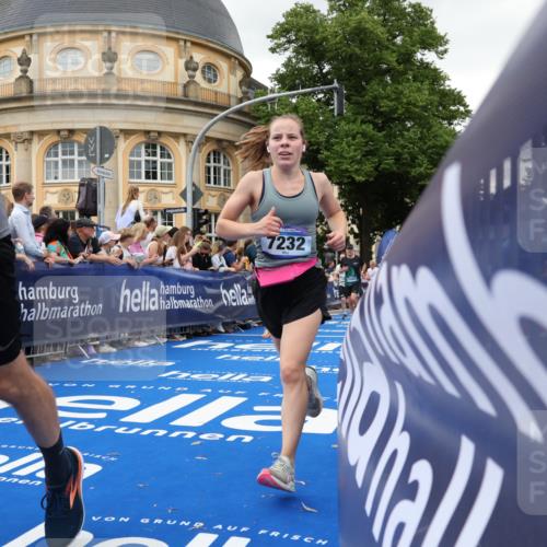 29.06.2025 - hella hamburg halbmarathon Strokosch-Dieckow http://msf.ph/oto/8297497 29.06.2025 10:52:32 Ziel 2346, 2670, 3715, 3952, 6561, 6562, 7178, 7232, 7475, 8371, 8661, 9145, 9739, 9876, 10115, 11459, 11689, 11791, 12450, 13015, 13051, 13301, 14122, 14561, 15001, 15980, 18982 meine-sportfotos.de