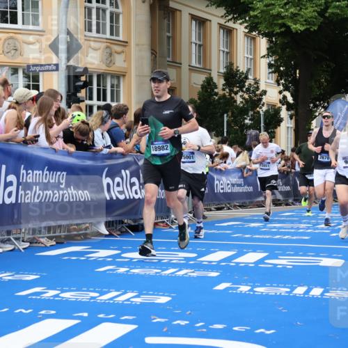 29.06.2025 - hella hamburg halbmarathon Strokosch-Dieckow http://msf.ph/oto/8297529 29.06.2025 10:52:34 Ziel 2346, 2670, 3715, 3952, 5116, 6561, 6562, 7178, 7232, 7475, 9145, 9739, 9869, 10115, 11459, 11689, 11791, 12450, 13051, 13301, 14122, 14561, 15001, 15980, 18982 meine-sportfotos.de