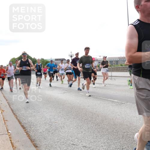 29.06.2025 - hella hamburg halbmarathon Lena Gebhardt http://msf.ph/oto/8297542 29.06.2025 10:21:36 Lombardsbrücke 3826, 610, 9499, 3770, 10921, 1028, 1072, 1158, 1191, 1250, 1266, 1401, 1658, 1668, 1958, 2172, 2271, 2315, 2353, 2529, 2635, 2815, 2956, 2986, 3122, 3770, 3817, 3825, 3826, 3995, 4289, 4375, 4376, 4697, 4786, 5122, 5373, 5395, 5412, 5493, 5759, 5957, 6086, 6103, 6475, 6805, 6844, 7075, 7375, 7522, 7553, 7612, 7672, 7781, 8095, 8286, 8715, 8844, 8896, 8959, 9100, 9369, 9483, 9499, 9501, 9532, 9624, 10374, 10874, 11698 meine-sportfotos.de