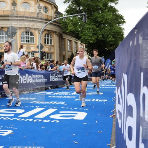 29.06.2025 - hella hamburg halbmarathon Strokosch-Dieckow http://msf.ph/oto/8297587 29.06.2025 10:52:36 Ziel 2287, 2346, 2670, 3952, 3999, 5116, 6561, 6562, 7232, 7475, 9739, 9869, 10115, 11459, 11689, 12450, 12482, 13051, 13301, 14122, 15001, 15980, 16467, 18982 meine-sportfotos.de