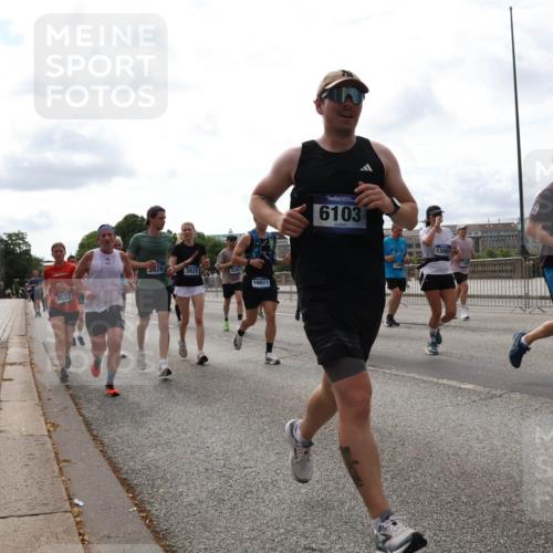 29.06.2025 - hella hamburg halbmarathon Lena Gebhardt http://msf.ph/oto/8297625 29.06.2025 10:21:38 Lombardsbrücke 5826, 3825, 9532, 10921, 6103, 150, 13093, 4697, 16045, 1028, 1072, 1158, 1191, 1250, 1401, 1668, 1958, 2172, 2271, 2315, 2353, 2529, 2635, 2815, 2956, 2986, 3122, 3606, 3770, 3817, 3825, 3826, 3995, 4046, 4289, 4375, 4376, 4697, 4786, 5122, 5373, 5395, 5412, 5493, 5759, 5957, 6086, 6103, 6475, 6676, 6805, 6844, 7075, 7375, 7522, 7553, 7612, 7672, 7781, 8095, 8286, 8715, 8844, 8896, 8959, 9002, 9062, 9100, 9369, 9483, 9499, 9501, 9532, 9624, 10374, 10874, 11698 meine-sportfotos.de