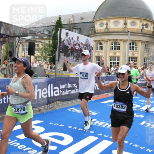 29.06.2025 - hella hamburg halbmarathon Michael Strokosch http://msf.ph/oto/8297627 29.06.2025 10:57:22 Ziel 2417, 2676, 4940, 5926, 6272, 8585, 9450, 9577, 9934, 10383, 11590, 12014, 12590, 13664, 15229, 15664, 16625, 17660, 17779, 17848, 17993 meine-sportfotos.de