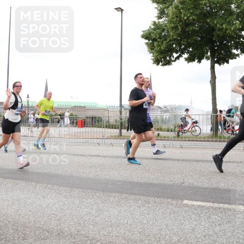 29.06.2025 - hella hamburg halbmarathon Lena Gebhardt http://msf.ph/oto/8297631 29.06.2025 10:56:13 Lombardsbrücke 4473, 1047, 1113, 1738, 1909, 2095, 2793, 2915, 3257, 3268, 3675, 3676, 3953, 3987, 4083, 4265, 4354, 4470, 4473, 4836, 4896, 5306, 5580, 5693, 5757, 5994, 6055, 6056, 6113, 6257, 6494, 6594, 6690, 6968, 7025, 7028, 7090, 7516, 7616, 7711, 7969, 8005, 8110, 8305, 8517, 8532, 8533, 8766, 9383, 9435, 9548, 9606, 9838, 9861, 9865, 9948, 9953, 10436, 10438, 10449, 10640, 10740, 10784, 10987, 11903, 11962, 11963 meine-sportfotos.de