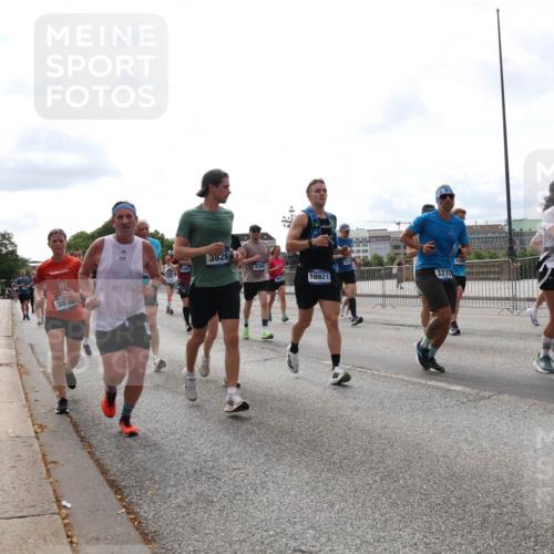 29.06.2025 - hella hamburg halbmarathon Lena Gebhardt http://msf.ph/oto/8297641 29.06.2025 10:21:39 Lombardsbrücke 955, 9369, 3826, 3770, 10921, 1028, 1072, 1158, 1191, 1250, 1401, 1668, 1958, 2172, 2271, 2315, 2353, 2529, 2635, 2815, 2956, 3122, 3606, 3770, 3817, 3825, 3826, 3995, 4046, 4289, 4375, 4376, 4697, 4786, 5122, 5373, 5395, 5412, 5493, 5641, 5759, 5957, 6086, 6103, 6475, 6676, 6805, 6844, 7075, 7162, 7375, 7522, 7553, 7612, 7672, 7781, 8095, 8286, 8715, 8844, 8896, 8959, 9002, 9062, 9100, 9369, 9483, 9499, 9501, 9532, 9624, 10374, 10874 meine-sportfotos.de