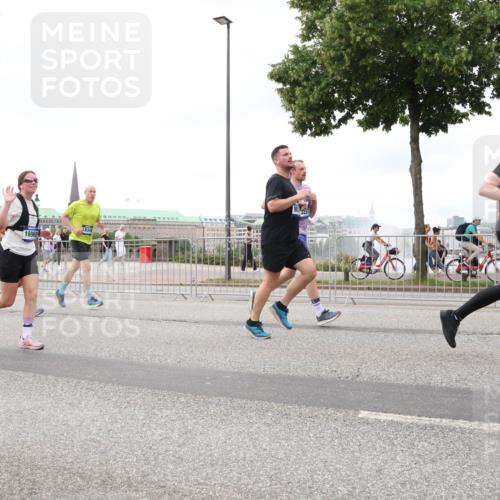 29.06.2025 - hella hamburg halbmarathon Lena Gebhardt http://msf.ph/oto/8297649 29.06.2025 10:56:13 Lombardsbrücke 473, 16960, 1047, 1113, 1738, 1909, 2095, 2793, 2915, 3257, 3268, 3675, 3676, 3953, 3987, 4083, 4265, 4354, 4470, 4473, 4836, 4896, 5306, 5580, 5693, 5757, 5994, 6055, 6056, 6113, 6257, 6494, 6594, 6690, 6968, 7025, 7028, 7090, 7516, 7616, 7711, 7969, 8005, 8110, 8305, 8517, 8532, 8533, 8766, 9383, 9435, 9548, 9606, 9838, 9861, 9865, 9948, 9953, 10436, 10438, 10449, 10640, 10740, 10784, 10987, 11903, 11962, 11963 meine-sportfotos.de