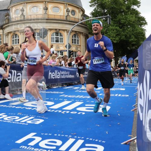 29.06.2025 - hella hamburg halbmarathon Strokosch-Dieckow http://msf.ph/oto/8297656 29.06.2025 10:52:39 Ziel 2287, 2346, 2670, 3952, 3999, 5116, 5169, 5194, 6561, 6562, 7475, 8172, 9739, 9869, 10115, 11459, 11689, 12450, 12482, 13051, 13301, 14122, 14805, 15001, 16467, 17198, 18331, 18982, 19244 meine-sportfotos.de