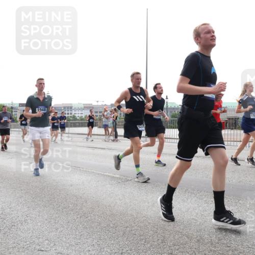 29.06.2025 - hella hamburg halbmarathon Lena Gebhardt http://msf.ph/oto/8297689 29.06.2025 10:36:50 Lombardsbrücke 13902, 2124, 1012, 1948, 929, 1118, 1224, 1253, 1339, 1488, 1490, 1948, 1952, 1954, 2124, 2552, 2588, 3127, 3165, 3398, 3428, 3714, 3873, 3895, 4084, 4442, 4618, 4762, 4996, 5012, 5224, 5427, 5538, 5540, 5640, 5747, 5786, 5789, 5919, 6156, 6172, 6190, 6359, 6667, 6804, 7202, 7632, 7773, 8007, 8257, 8258, 8315, 8499, 8530, 8758, 8936, 8937, 8945, 9054, 9055, 9115, 9117, 9295, 9500, 9694, 13265, 15077, 17156, 17807, 18152, 18488 meine-sportfotos.de
