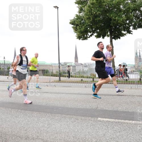 29.06.2025 - hella hamburg halbmarathon Lena Gebhardt http://msf.ph/oto/8297710 29.06.2025 10:56:14 Lombardsbrücke 4473, 16960, 1047, 1113, 1738, 1909, 2095, 2793, 2915, 3257, 3268, 3675, 3676, 3953, 3987, 4083, 4265, 4354, 4470, 4473, 4836, 4896, 5237, 5306, 5580, 5693, 5757, 5994, 6055, 6056, 6113, 6257, 6494, 6594, 6690, 6968, 7025, 7028, 7090, 7307, 7516, 7616, 7711, 7969, 8005, 8110, 8305, 8517, 8532, 8533, 8766, 9383, 9435, 9548, 9606, 9838, 9861, 9865, 9948, 9953, 10449, 10640, 10740, 10784, 10987, 11903, 11962, 11963 meine-sportfotos.de