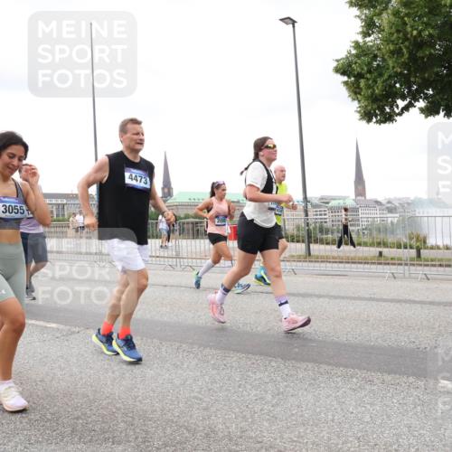 29.06.2025 - hella hamburg halbmarathon Lena Gebhardt http://msf.ph/oto/8297746 29.06.2025 10:56:14 Lombardsbrücke 13055, 4473, 1047, 1113, 1738, 1909, 2095, 2793, 2915, 3257, 3268, 3675, 3676, 3953, 3987, 4083, 4265, 4354, 4470, 4473, 4836, 4896, 5237, 5306, 5580, 5693, 5757, 5994, 6055, 6056, 6113, 6257, 6494, 6594, 6690, 6968, 7025, 7028, 7090, 7307, 7516, 7616, 7711, 7969, 8005, 8110, 8305, 8517, 8532, 8533, 8766, 9383, 9435, 9548, 9606, 9838, 9861, 9865, 9948, 9953, 10449, 10640, 10740, 10784, 10987, 11903, 11962, 11963 meine-sportfotos.de