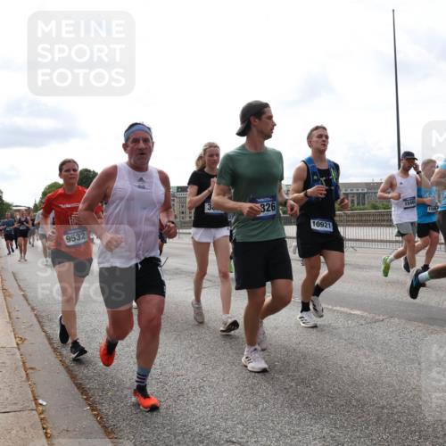 29.06.2025 - hella hamburg halbmarathon Lena Gebhardt http://msf.ph/oto/8297774 29.06.2025 10:21:39 Lombardsbrücke 3, 9532, 326, 10921, 1540, 1588, 377, 1028, 1072, 1158, 1191, 1250, 1401, 1668, 1958, 2172, 2271, 2315, 2353, 2529, 2635, 2815, 2956, 3122, 3606, 3770, 3817, 3825, 3826, 3995, 4046, 4289, 4375, 4376, 4697, 4786, 5122, 5373, 5395, 5412, 5493, 5641, 5759, 5957, 6086, 6103, 6475, 6676, 6805, 6844, 7075, 7162, 7375, 7522, 7553, 7612, 7672, 7781, 8095, 8286, 8715, 8844, 8896, 8959, 9002, 9062, 9100, 9369, 9483, 9499, 9501, 9532, 9624, 10374, 10874 meine-sportfotos.de
