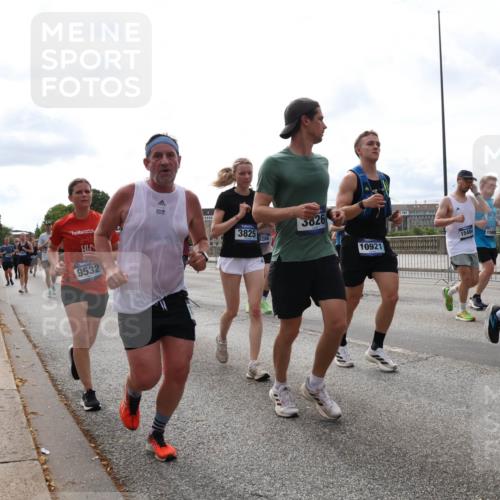 29.06.2025 - hella hamburg halbmarathon Lena Gebhardt http://msf.ph/oto/8297812 29.06.2025 10:21:39 Lombardsbrücke 9532, 3825, 8286, 3826, 10921, 15404, 3770, 1028, 1072, 1158, 1191, 1250, 1401, 1668, 1958, 2172, 2271, 2315, 2353, 2529, 2635, 2815, 2956, 3122, 3606, 3770, 3817, 3825, 3826, 3995, 4046, 4289, 4375, 4376, 4697, 4786, 5122, 5373, 5395, 5412, 5493, 5641, 5759, 5957, 6086, 6103, 6475, 6676, 6805, 6844, 7075, 7162, 7375, 7522, 7553, 7612, 7672, 7781, 8095, 8286, 8715, 8844, 8896, 8959, 9002, 9062, 9100, 9369, 9483, 9499, 9501, 9532, 9624, 10374, 10874 meine-sportfotos.de