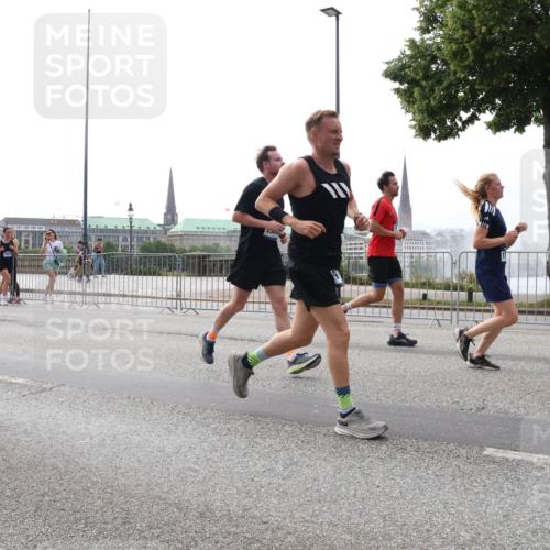 29.06.2025 - hella hamburg halbmarathon Lena Gebhardt http://msf.ph/oto/8297819 29.06.2025 10:36:50 Lombardsbrücke 132, 1948, 1118, 1224, 1253, 1339, 1488, 1490, 1948, 1952, 1954, 2124, 2552, 2588, 3127, 3165, 3398, 3428, 3714, 3873, 3895, 4084, 4442, 4618, 4762, 4996, 5012, 5224, 5427, 5538, 5540, 5640, 5747, 5786, 5789, 5919, 6156, 6172, 6190, 6359, 6667, 6804, 7202, 7632, 7773, 8007, 8257, 8258, 8315, 8499, 8530, 8758, 8936, 8937, 8945, 9054, 9055, 9115, 9117, 9295, 9500, 9694, 13265, 15077, 17156, 17807, 18152, 18488 meine-sportfotos.de
