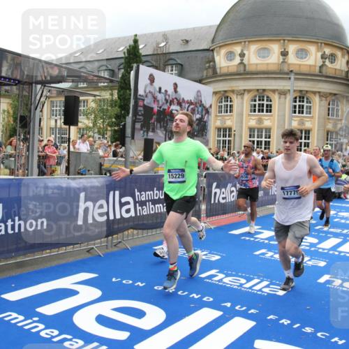 29.06.2025 - hella hamburg halbmarathon Michael Strokosch http://msf.ph/oto/8297826 29.06.2025 10:57:23 Ziel 2417, 2676, 5926, 6272, 8585, 9450, 9577, 9934, 10383, 11590, 12014, 12590, 13664, 15229, 16625, 16830, 17160, 17779, 17848 meine-sportfotos.de